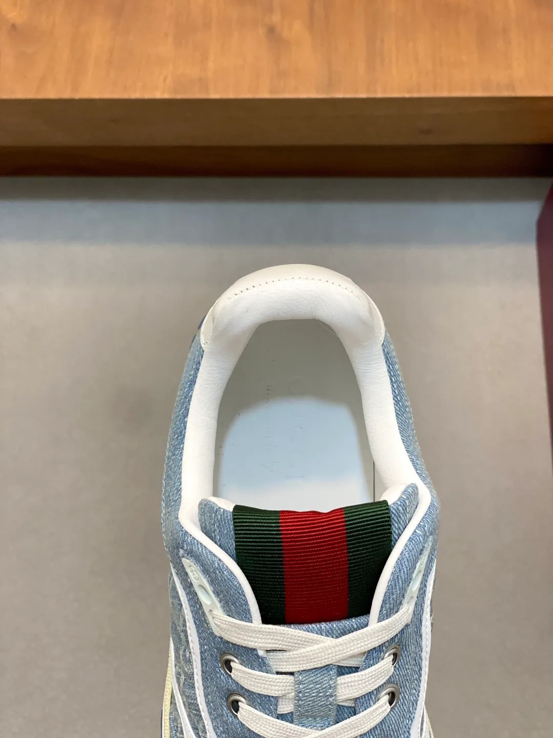 Men's Shoes 💰660 𝐆𝐮𝐜𝐜𝐢 𝐑𝐞-𝐖𝐞𝐛 As the first sneaker created by Sabato De Sarno for Gucci, the Re-Web series reinterprets the brand's classic stripes and sets off the modern silhouette design with bold and unique details. These shoes are crafted from white leather. This new sneaker is ingeniously decorated with many of the brand's classic details, and is equipped with a bright red and green webbing tongue, which will make people fall in love at first sight. White leather treated with a special process for softness and luster, with an embossed grainy texture. Script Gucci logo and interlocking G web label with Interlocking G and script Gucci logo. Rubber outsole with interlocking G detail eyelets. Web tongue. Size: 39-44 (customized for sizes 38 and 45)